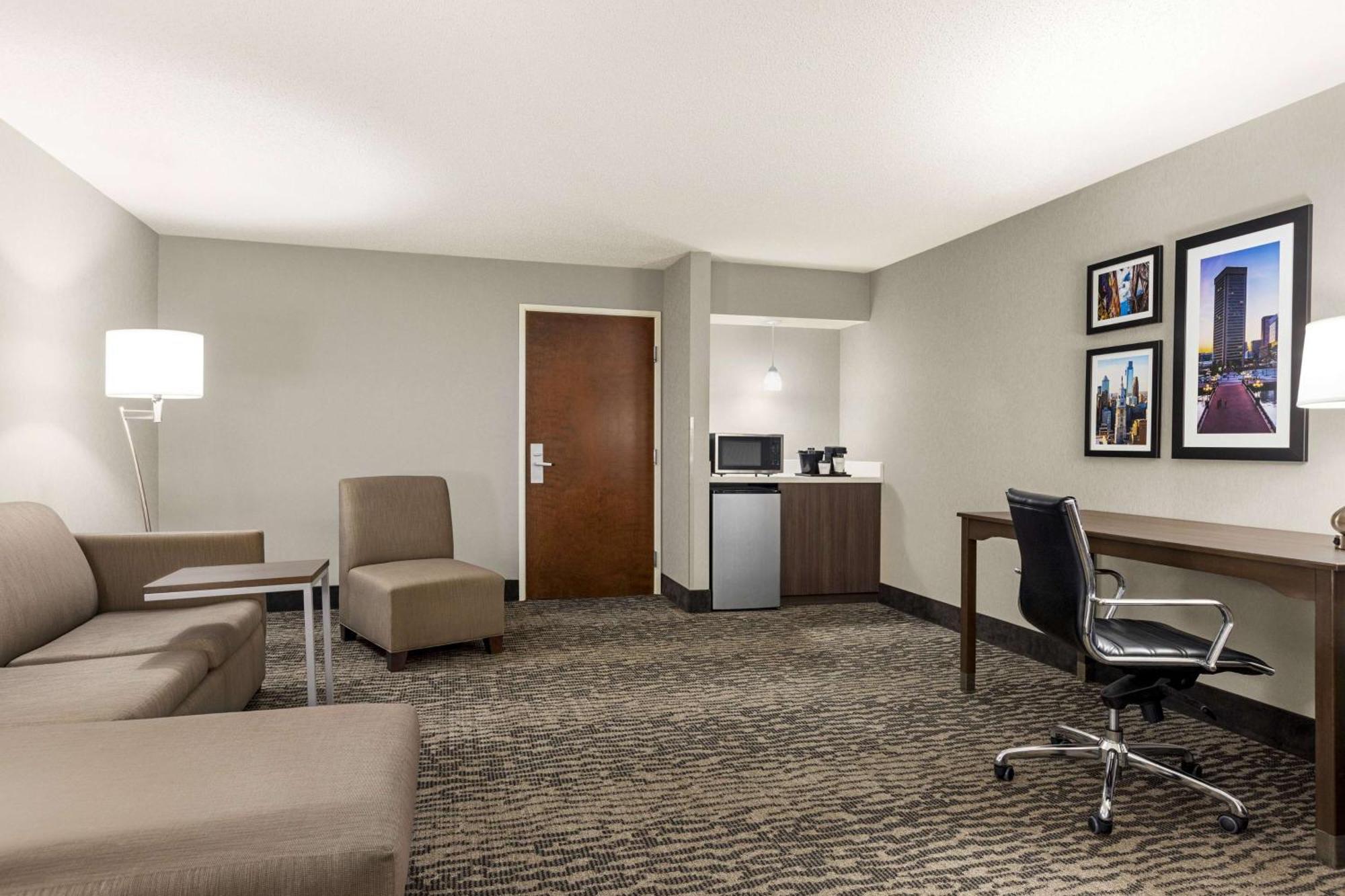 La Quinta By Wyndham Newark - Elkton Hotel Exterior photo